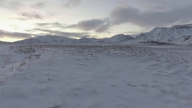 鸟瞰图风景冰雪覆盖的土地和山脉在冰岛在冬天视频素材