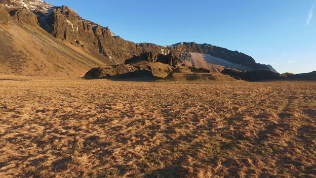 空中拍摄的风景优美的秋天山脉与晴朗的天空冰岛视频下载