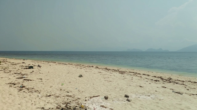 鸟瞰图的肮脏的自然海滩在废弃的岛屿泰国视频下载