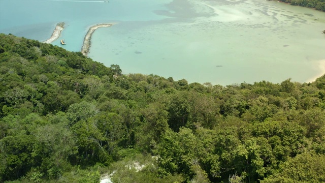 鸟瞰图幽静的海湾在异国情调的泰岛泰国视频下载