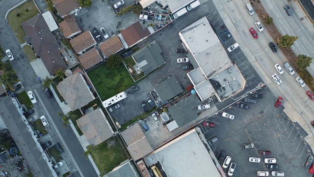 鸟瞰图的道路与汽车在洛杉矶从上面视频下载