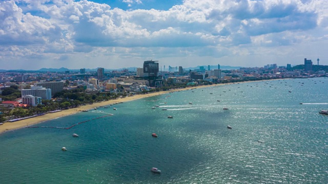 泰国曼谷附近的芭堤雅市春武里省的芭堤雅海滩鸟瞰图视频素材