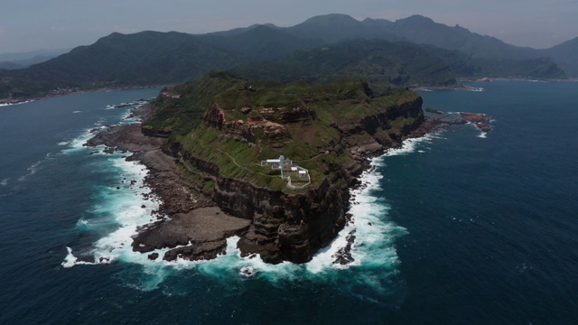 灯塔鸟瞰图在碧头角步道在新台北靠近台北，台湾视频素材