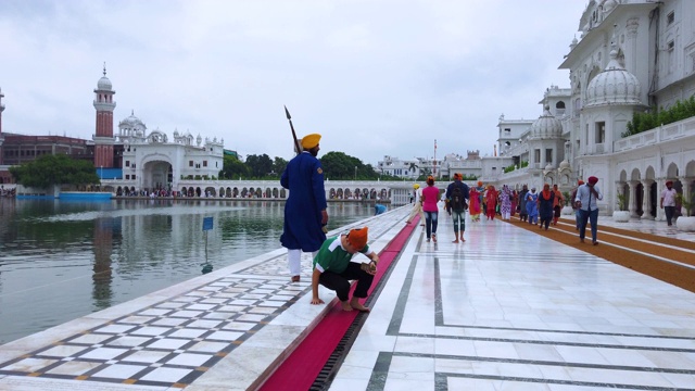 金庙。印度阿姆利则镇的锡克教寺庙。在印度，它被称为Harmandir Sahib，靠近巴基斯坦边界。旁遮普邦，印度，亚洲视频素材