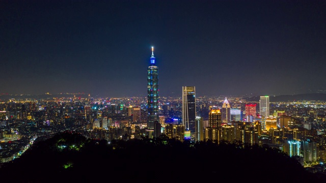 从空中俯瞰台北商务区的夜景视频素材