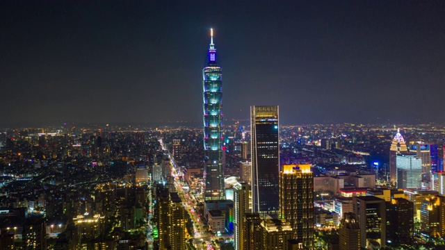 从空中俯瞰台北商务区的夜景视频素材