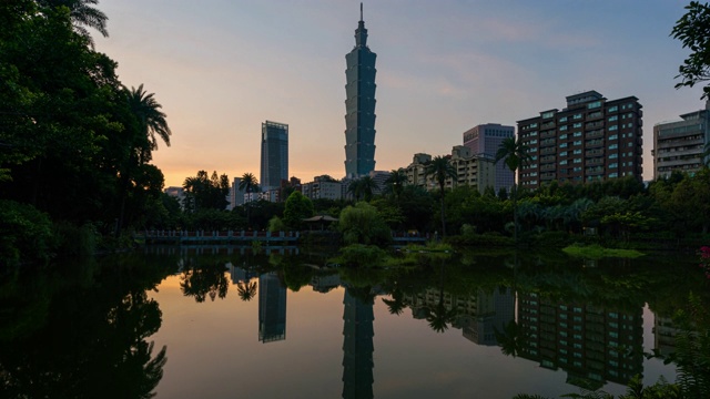 从夜晚到白天，台湾台北市商业区的时光流逝视频素材