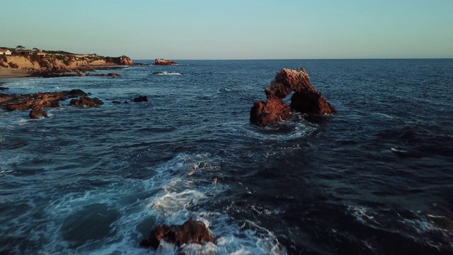 南加州海岸线有独特的岩层和海鸟在飞行视频素材