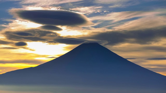 日落时火山景观的全景视频素材