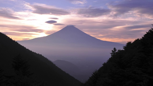 夕阳映照群山景色视频素材