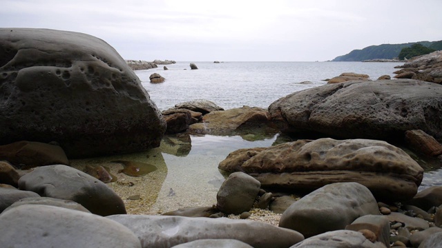 达kushi位于日本高知县Tosashimizu-shi东部的海岸线上。达岛海岸和奇形怪状的岩石风景。视频素材