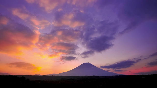 夕阳西下山峦倒影风景视频素材