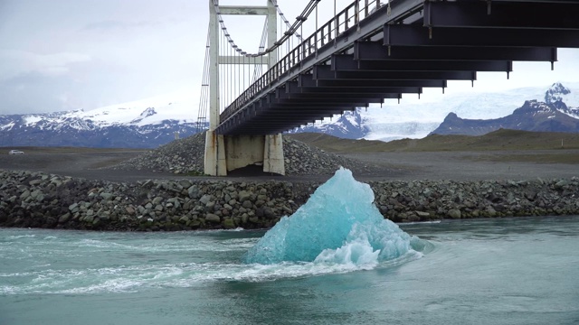 在冰岛的Jokulsarlon冰川泻湖，一个巨大的正在融化的冰块漂向海洋视频素材