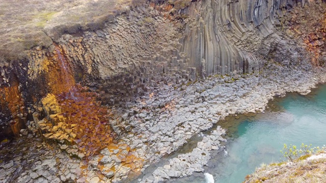 冰岛斯图拉吉尔玄武岩峡谷，有火山玄武岩柱视频素材