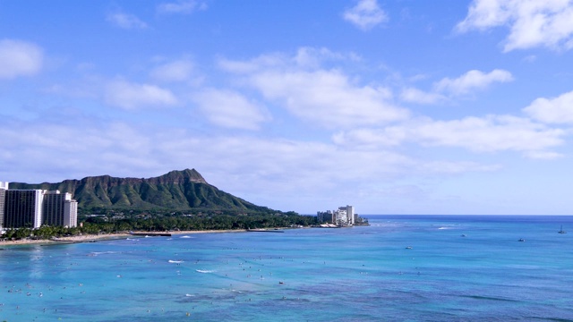 美国夏威夷瓦胡岛檀香山怀基基海滩。火奴鲁鲁中心的怀基基海滩是夏威夷游客最多的地方。视频素材