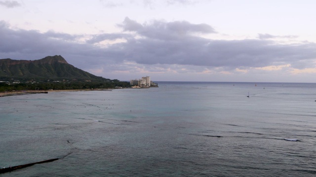 美国夏威夷瓦胡岛檀香山怀基基海滩。火奴鲁鲁中心的怀基基海滩是夏威夷游客最多的地方。视频素材