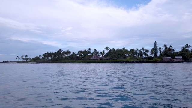 夏威夷大岛凯卢阿-科纳的游艇上的海景。夏威夷西海岸被称为“科纳赛德”，凯卢阿-科纳是这一切的活跃中心。视频素材