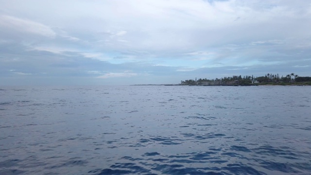 夏威夷大岛凯卢阿-科纳的游艇上的海景。夏威夷西海岸被称为“科纳赛德”，凯卢阿-科纳是这一切的活跃中心。视频素材