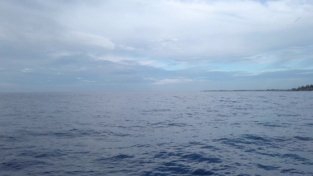 夏威夷大岛凯卢阿-科纳的游艇上的海景。夏威夷西海岸被称为“科纳赛德”，凯卢阿-科纳是这一切的活跃中心。视频素材