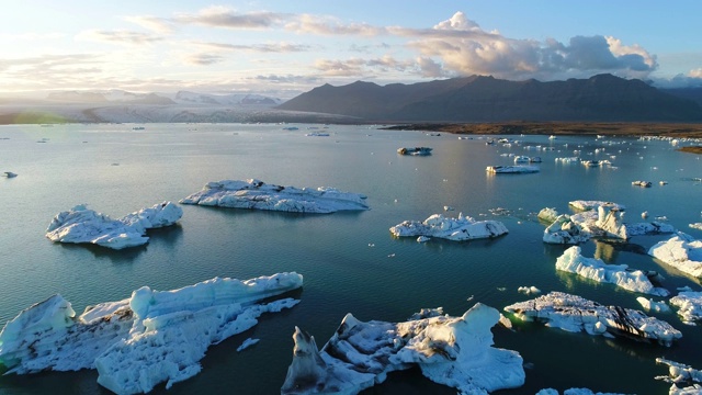 冰山在Jokulsarlon冰川泻湖。视频素材