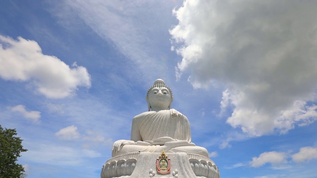 大佛建在泰国普吉岛的一个高山顶，时光流逝。视频素材