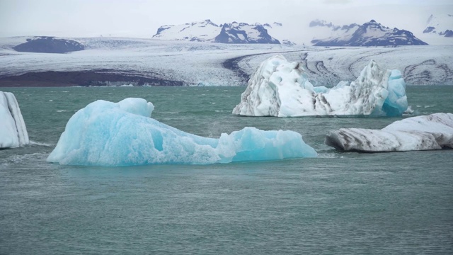 冰岛Jokulsarlon冰川泻湖中，正在融化的冰山漂向海洋视频素材