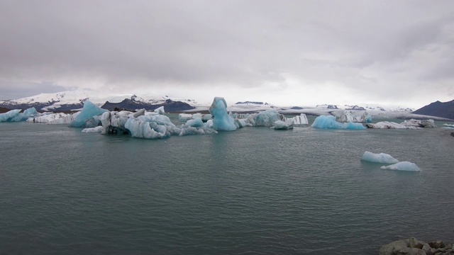 冰岛Jokulsarlon冰川泻湖中，正在融化的冰山漂向海洋视频素材