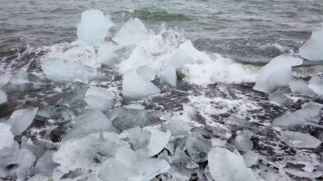 冰岛Jokulsarlon冰川泻湖岸边正在融化的冰块。视频素材