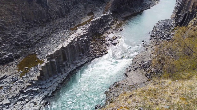 冰岛斯图拉吉尔玄武岩峡谷，有火山玄武岩柱视频素材