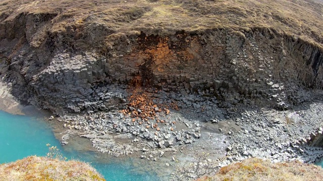 冰岛斯图拉吉尔玄武岩峡谷，有火山玄武岩柱视频素材