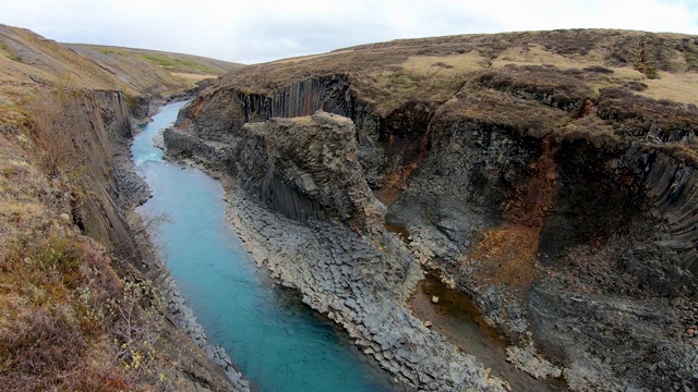 冰岛斯图拉吉尔玄武岩峡谷，有火山玄武岩柱视频素材