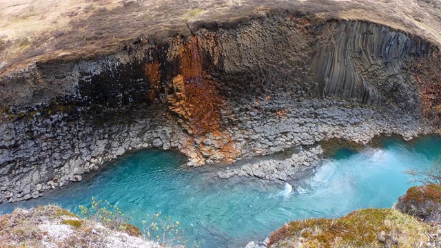 冰岛斯图拉吉尔玄武岩峡谷，有火山玄武岩柱视频素材