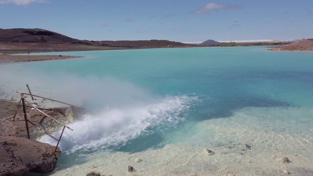 冰岛Hverir Myvatn地热区内的蓝色湖泊，有沸腾的泥塘和热气腾腾的喷气孔视频素材