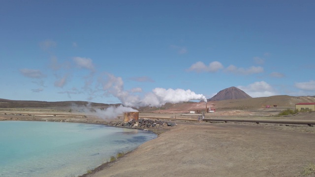 冰岛Hverir Myvatn地热区内的蓝色湖泊，有沸腾的泥塘和热气腾腾的喷气孔视频素材