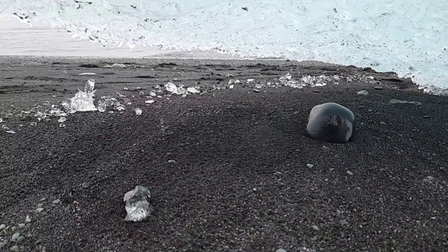 冰岛Jokulsarlon冰川泻湖岸边正在融化的冰块。视频素材