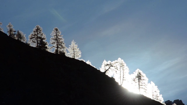 太阳从山后升起，又下山，意大利格兰帕拉迪索国家公园，没有人，视频素材