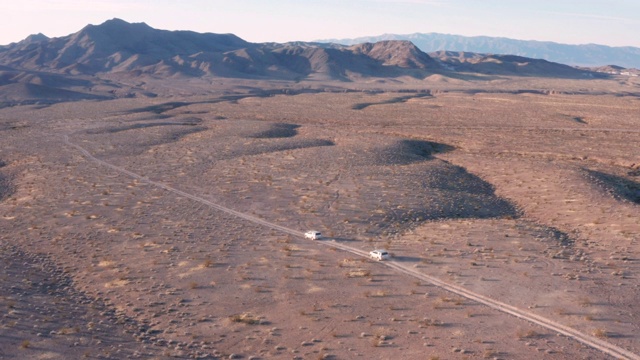 两辆越野车穿过沙漠- Tecopa, CA - Aerial视频素材