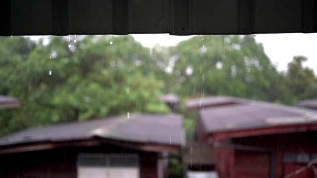 慢镜头雨与乡村木屋的背景视频素材