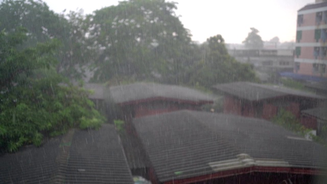 慢镜头雨与乡村木屋的背景视频素材