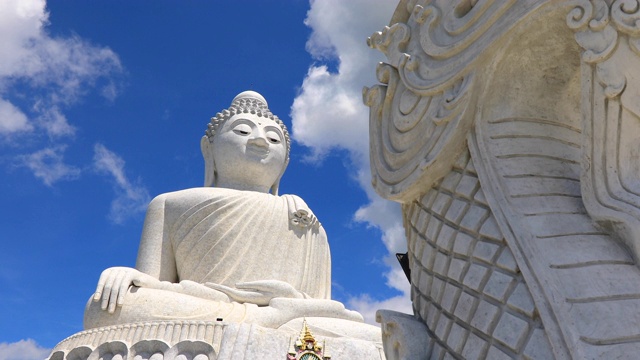 大佛建在泰国普吉岛的一个高山顶，时光流逝。视频素材