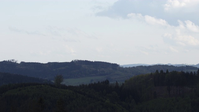 时间流逝的山峰，云移动和逐渐移动的阴影和覆盖的山峰在阴影和周围的自然充满风暴下沉到黑暗视频素材