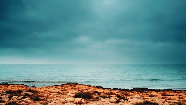 云飘过海面，时间流逝视频素材