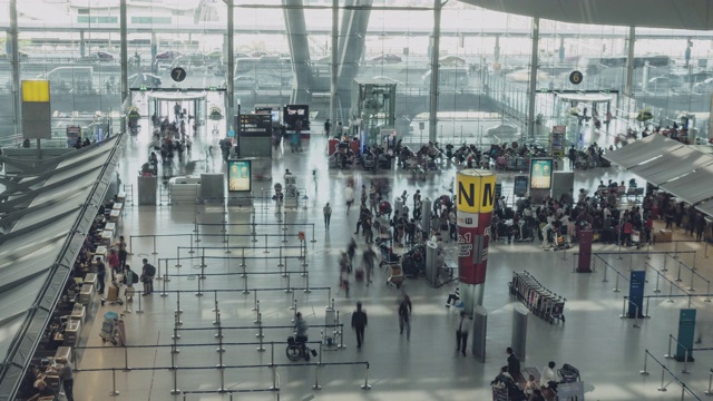 延时:鸟瞰旅客或机场办理登机手续柜台大厅的人群视频素材