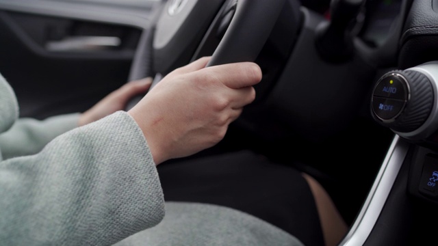 女人驾驶她的跨界越野车，女性的手在方向盘上视频素材