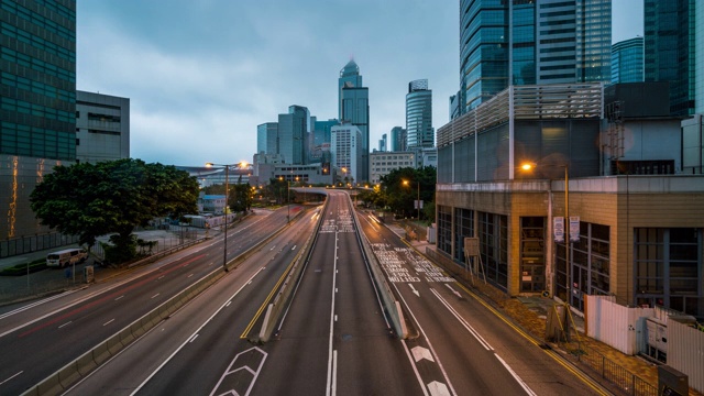 近日来，时间流逝，香港市中心的现代建筑天际线视频下载