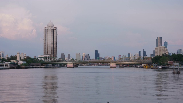 泰国曼谷，湄南河和纪念桥的背景视频素材