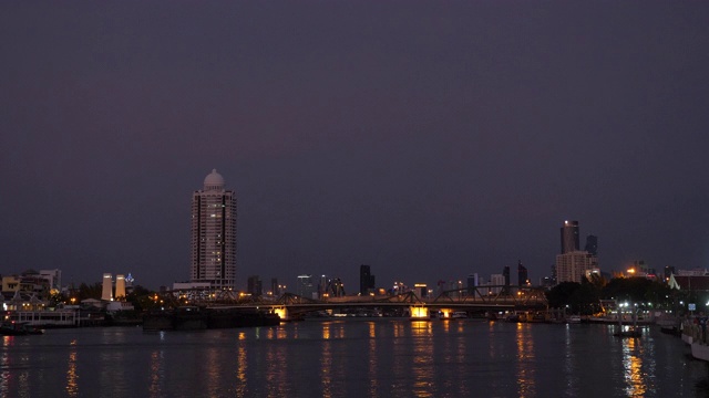 泰国曼谷，湄南河的夜晚，以纪念桥为背景视频素材