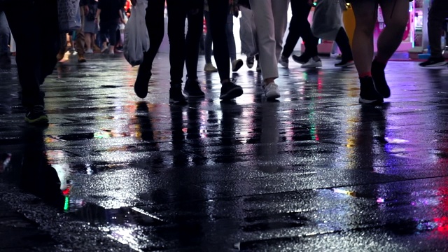 西门町夜间步行街市场上的人群视频素材