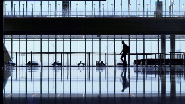 一位男游客在机场的大厅里。空的候机室，航空公司陷入危机视频素材