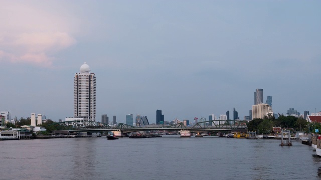 时间流逝到晚上湄南河和纪念桥的背景，泰国曼谷视频素材